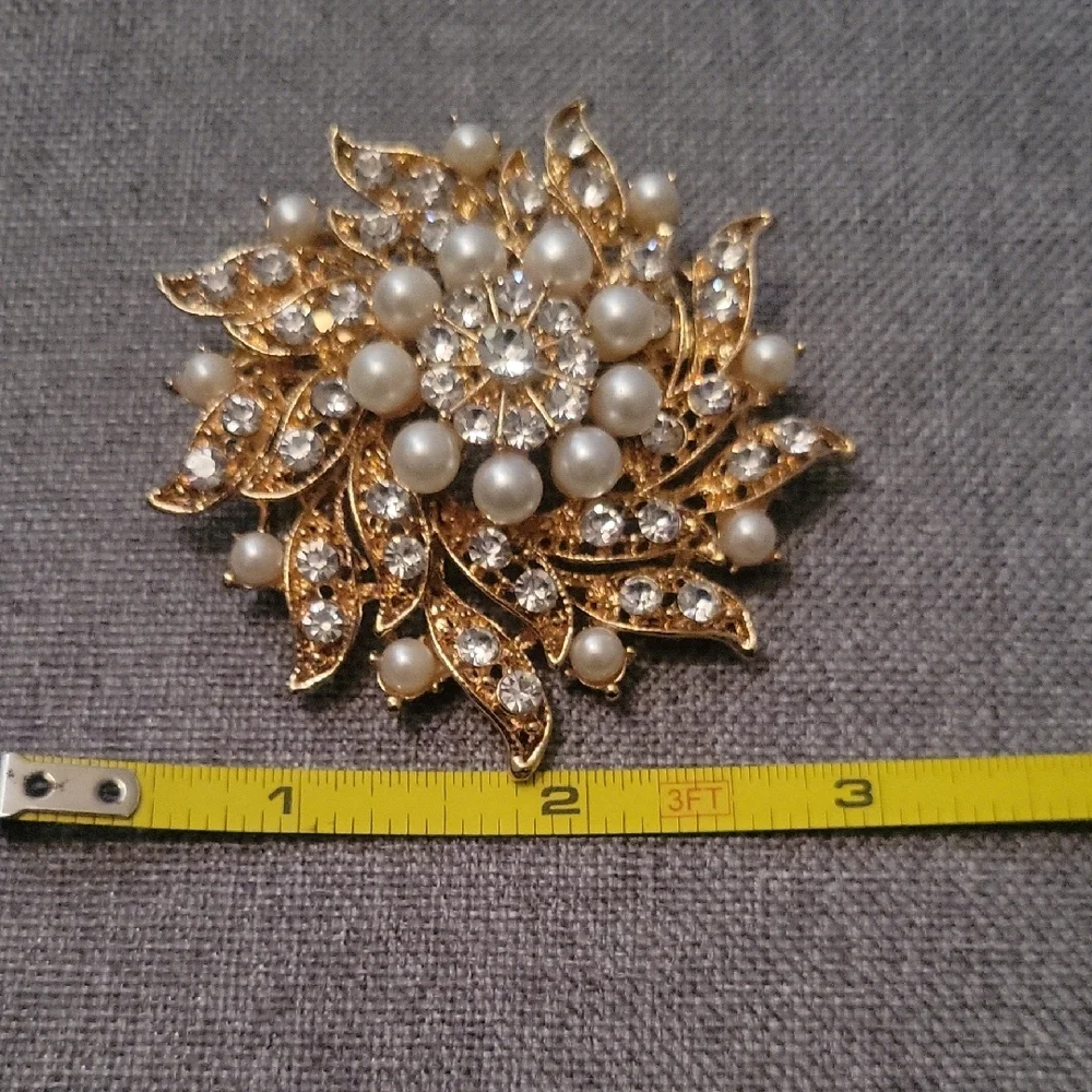 Elegant Gold and Silver Brooch with Pearls